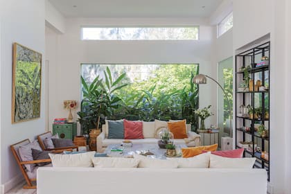 Sillones enfrentados (Melazza). Manta (La Importadora). Terrario (Cardinal).