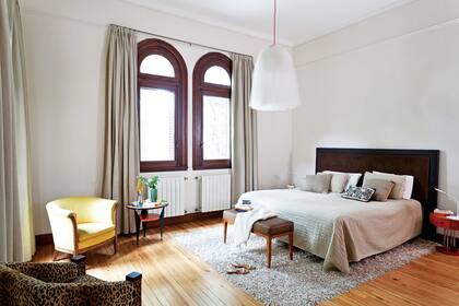 Mesa ‘Picasso’ comprada en Cincinnati. Sillones franceses de los años 50. Mesa de luz proveniente de Ámsterdam. Respaldo de cama comprado en el Mercado de Frutos de Tigre.