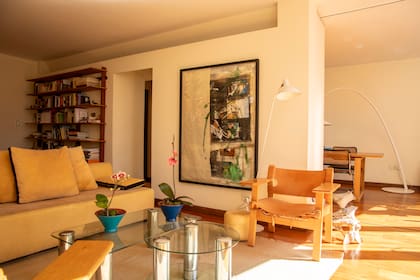 Sillones individuales en cuero vaqueta (Amparo Be). A la derecha, obra del artista Santiago Villanueva