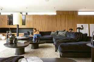 Sillones ‘MAC’ con base de incienso negro y almohadones de terciopelo de algodón. Lámpara de pie ‘Tótem’ en madera torneada con pantalla de papiro. Mesas de centro ‘Pick’ con tapas de incienso, bordes biselados y bases de tronco y hierro.