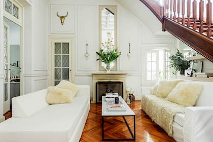 Sillones retapizados con almohadones de piel (Ikea).