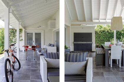 Sillones tapizados en tela para exterior a rayas azules y grises. Individuales de seagrass (Sol Palou Deco).