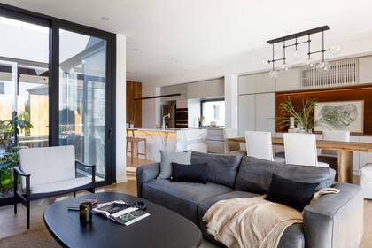 Sillones y mesa de centro (Landmark). Aberturas de aluminio (Alcemar) con DVH.