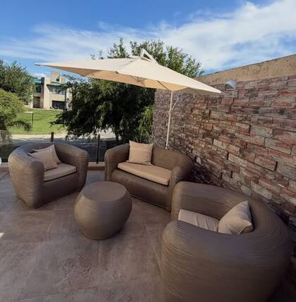 Sillones y sombrillas decoran la terraza