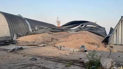 Silo con granos destruido en el puerto de Reni, sobre el río Danubio, en Ucrania