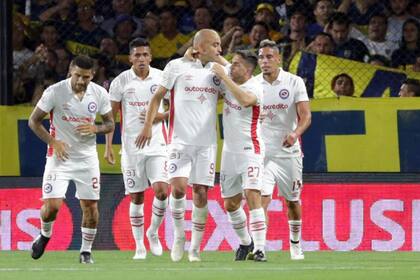 Silva, abrazado por Hauche, anotó el gol del empate para Argentinos