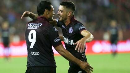 Silva celebra su gol junto a Sand