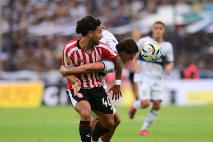 Silva Torrejón se agarra de Eros Mancuso; sobró lucha y faltó juego en La Plata