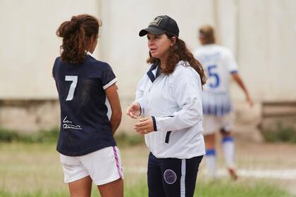 Silvana Villalobos y una de sus jugadoras, en una cancha mendocina
