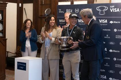 Silvana Antoniazzi, Vice President Cono Sur de Visa junto a Pablo Lozada, Presidente de la AAG, entregaron la copa a Justin Suh en la ceremonia de premiación. Detrás Adriana Arias, Directora de Comunicación y Sustentabilidad de Zurich y Mike Leeson, Director Ejecutivo de la Asociación Argentina de Golf.
