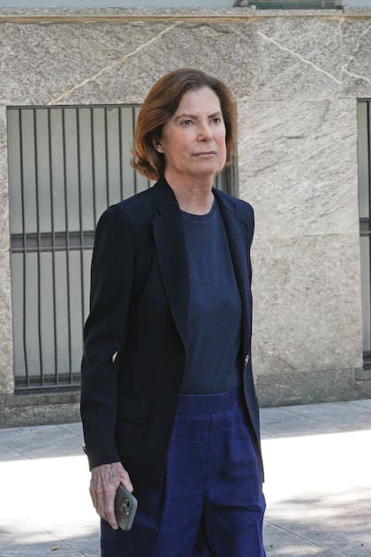 Silvana Armani, sobrina de Giorgio y una de sus herederas, sale del velorio en Via Bergognone 59, Milán