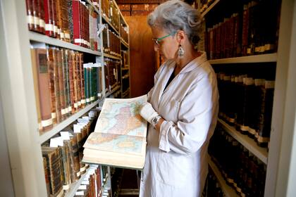 Silvana Castro, directora de la Sala de Colecciones Especiales del Congreso de la Nación, entre los anaqueles del salón