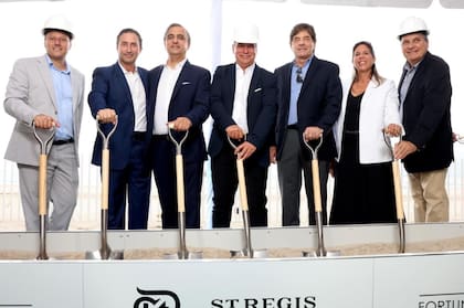 Silvina es parte de uno de los grupos arquitectónicos más importantes. Su trabajo combina lujo, tecnología avanzada y una mirada integral del diseño, con foco en accesos inteligentes, seguridad y automatización. Esa experiencia la llevó, además, a ser jurado por segundo año consecutivo en CES, la feria de tecnología más importante del mundo.