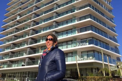 Silvina, frente a uno de los proyectos de edificios inteligentes en los que trabajó en Punta del Este.