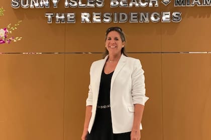 Silvina hoy, a sus 50 años, brilla en Miami, tras años de esfuerzo, caídas, logros y aprendizajes.