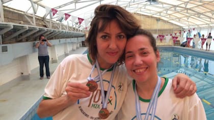 Silvana Ruggieri (izquierda) con dos de sus medallas de oro, junto a una compañera