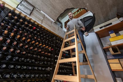 Silvano Scalzo lleva unos 20 años guardando vino

