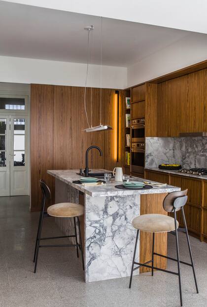 ‘SILVER WHITE’: Es el nombre de la cuarcita que aplicaron en mesadas y pie de la isla.