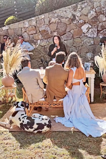 Silvestre, el hijo mayor de Gonzalo Valenzuela (fruto de su relación con Juana Viale) acompañó a su padre en el altar. Recostada, detrás de los novios, vemos a Flaca, la perra del novio. Sobre la mesa que ofició de altar, hay portarretratos con fotos de los seres queridos de la pareja que ya no están.