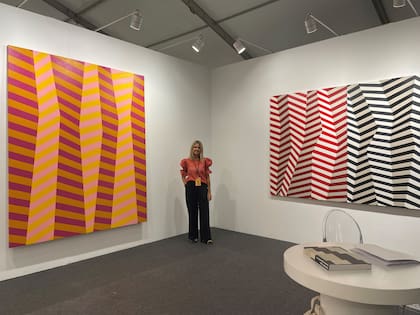 Silvia Arrozés, directora de la galería Del Paseo, en el stand que le dedica a Mariella Agois