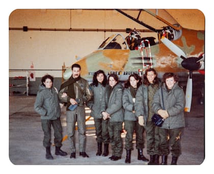Silvia Barrera (derecha) junto a sus compañeras y un militar en Comodoro Rivadavia, horas antes de volver a Buenos Aires. "Quería gastar el último rollo que tenía", explica
