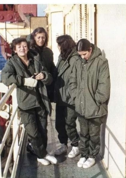Silvia Barrera (izquierda) junto a sus compañeras. Tenía una venda en la mano porque se había tropezado en el barco. "Fue culpa de las zapatillas que nos dieron, que también eran de hombre y se nos doblaba la punta", dice