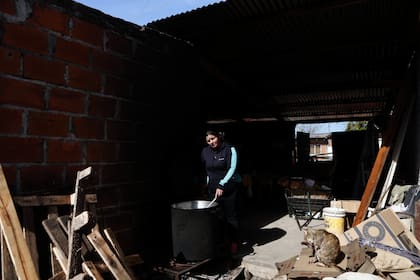 Silvia Barrientos, con la olla de su comedor Panza Llena, Corazón Contento, en Los Hornos, La Plata