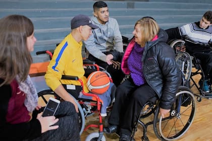 Silvia, brindando sus consejos de juego a los jóvenes del equipo de básquet de Cilsa antes de un partido