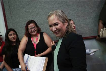 Silvia Delgado, exabogada del capo del narcotráfico Joaquín "El Chapo" Guzmán en 2016, recibe la certificación de su elección como jueza penal en los comicios judiciales del pasado 1 de junio, en Ciudad Juárez, el jueves 19 de junio de 2025. (AP Foto/Christian Chávez)