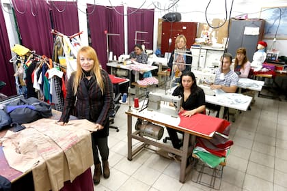 Silvia Flores y otros cooperativistas, en el Taller de Costura