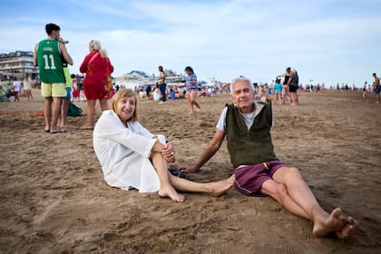 Silvia, junto a su marido, descansa en la playa de Pinamar y habla de los recuerdos familiares ligados a este lugar