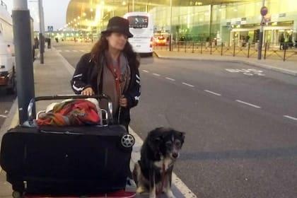 Silvia, junto a su perro Golfo, en el viaje de regreso.