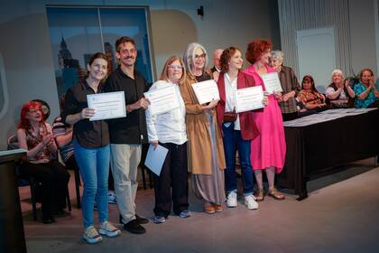 Silvia Kutika, Agustín Rada Aristarán, Ana María Picchio y Gabriela Toscano también fueron a buscar su diploma