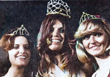 Silvia Kutika (izquierda) es la primera princesa de Anabella Kasaktin (Miss Siete Días de 1977). Como no pudo viajar a Cali, fue Silvia en su lugar