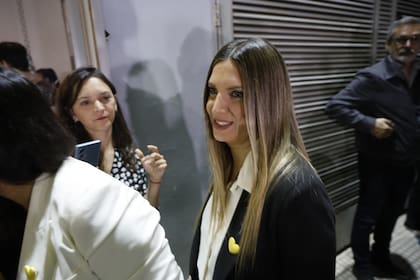 Silvia Lospennato, con su tradicional corazón amarillo que adoptó para la campaña