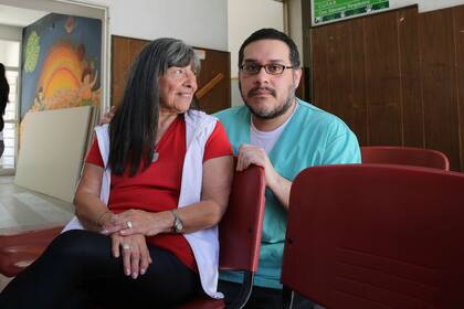 Silvia mira a su hijo con amor