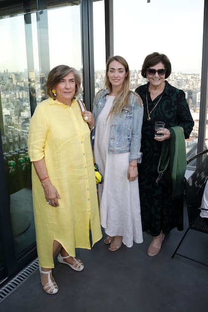 Silvia Paz, la artista Desirée Delait y Chantal Erdozain.



