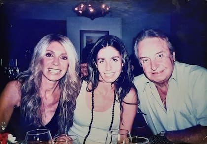 Silvia Pérez, Julieta Bal y Santiago Bal durante una cena familiar. A pesar de estar separados, la actriz y el capocómico siempre mantuvieron una buena relación