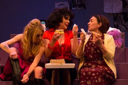 Silvia Pérez y Judith Gabbani, en una escena de la obra Delirio de amor