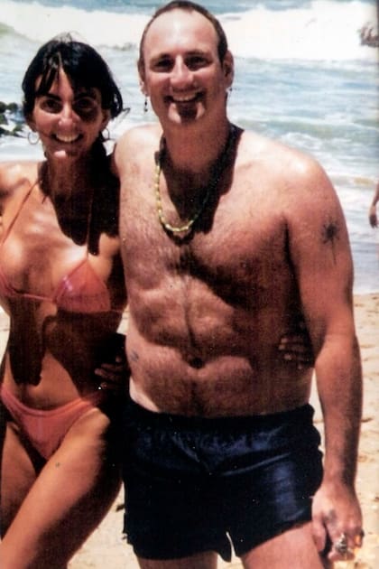 Silvia Petri con Fernando Peña, en la playa, en una escala durante los años que los dos fueron tripulantes de cabina