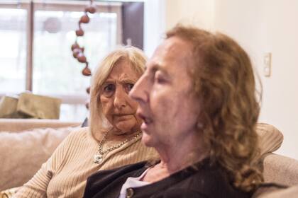 Silvia relata su horror, ante la mirada de su hermana Cristina