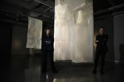 Silvia Rivas y Eugenio Viola con la videoinstalación de la artista que se exhibe en Fundación Andreani