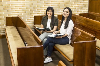 Silvia Rodríguez y Jorgelina Benavídez, dos de las mujeres que forman parte de la congregación de Belgrano.