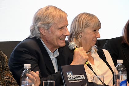 Silvia Torres Carbonell junto a su hermano Alejandro, en la presentación de "La madrina de los emprendedores"