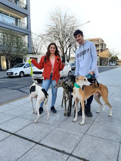 Silvia Vasallo y su novio Juan Capparelli, los rescatistas detrás de Ayudá a un galgo
