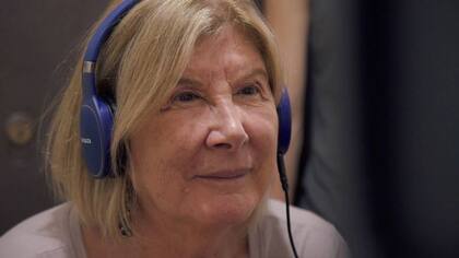 Silvia Vera, madre de Alfredo García, observa cómo el actor Félix Villar representa a Alfredo García, su pareja desaparecida