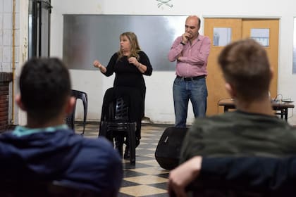 Silvia y Alejandro, padres de Antonella, durante una charla en una escuela; aprovechan el aniversario del fallecimiento de su hija para concientizar sobre la importancia de ser donantes de órganos