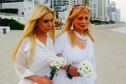Silvia y María Inés arrojaron flores al mar para recordar al fallecido empresario