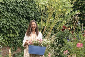 Silvina Antelo en su jardín marplatense