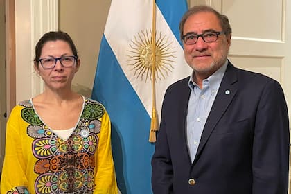 Silvina Batakis con el embajador argentino en EE.UU., Jorge Argüello, tras llegar a Washington para reunirse con las autoridades del Fondo Monetario Internacional